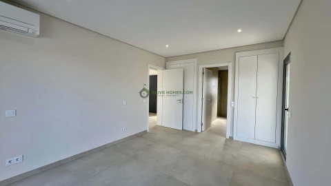 Moradia T5 para Venda em Quarteira
