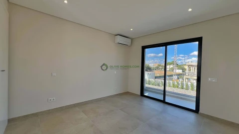 Moradia T5 para Venda em Quarteira