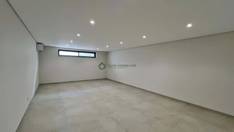 Moradia T5 para Venda em Quarteira