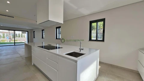 Moradia T5 para Venda em Quarteira