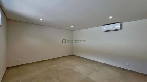 Moradia T5 para Venda em Quarteira