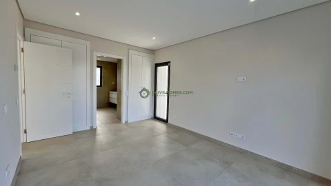 Moradia T5 para Venda em Quarteira