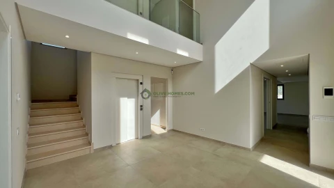 Moradia T5 para Venda em Quarteira