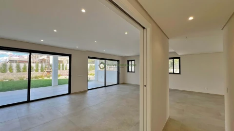 Moradia T5 para Venda em Quarteira