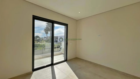 Moradia T5 para Venda em Quarteira
