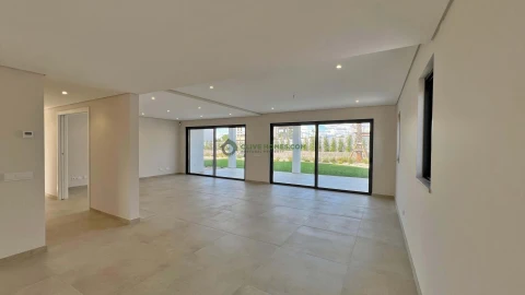 Moradia T5 para Venda em Quarteira