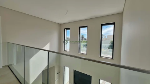Moradia T5 para Venda em Quarteira