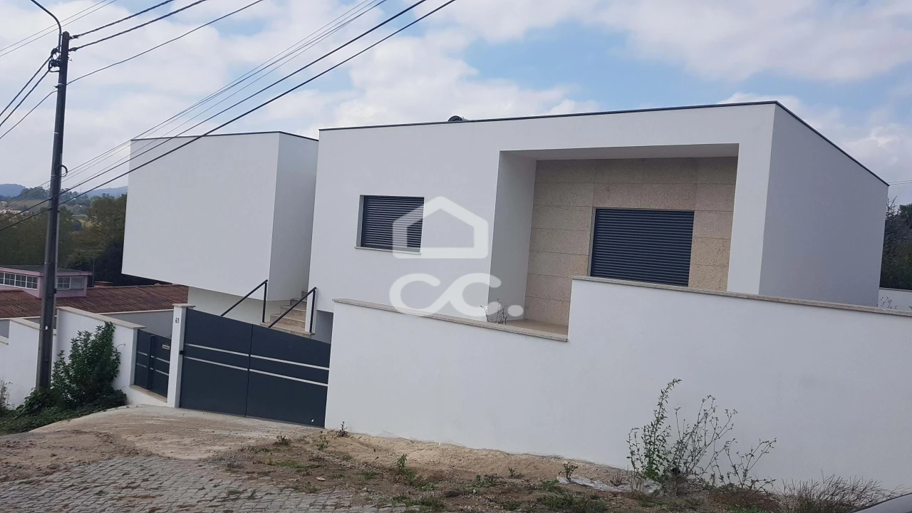 Moradia T3 para Venda em Louredo Foto 1