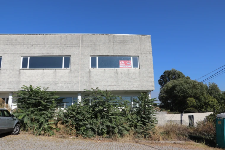 Armazém para Venda em Selho São Lourenço e Gominhães