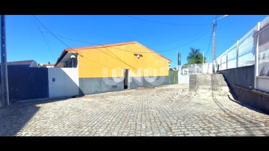 Armazém para Venda em Vila de Cucujães