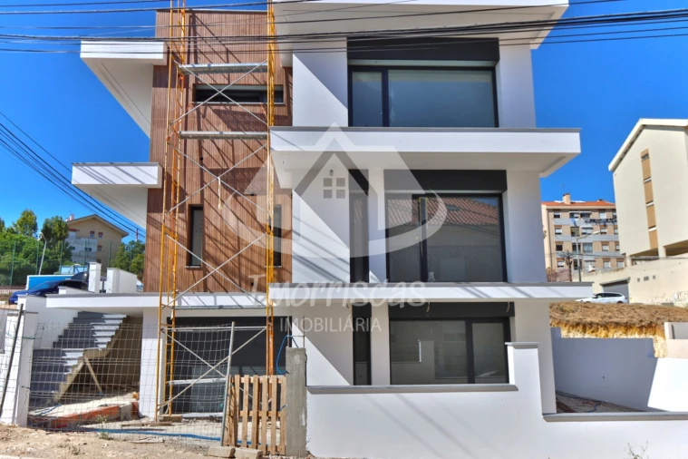 Moradia T4 para Venda em Santa Iria de Azoia, São João da Talha e Bobadela Foto 2