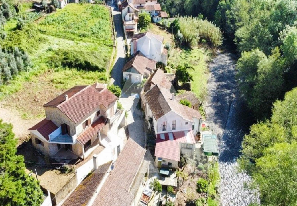 Moradia T4 para Venda em Aguda Foto 1