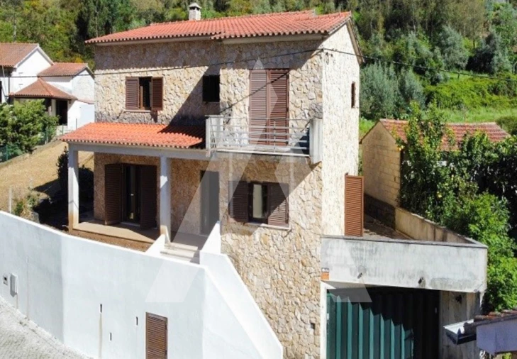 Moradia T4 para Venda em Aguda Foto 2