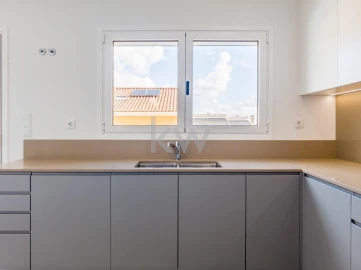 Moradia T4 para Venda em Pontinha e Famões