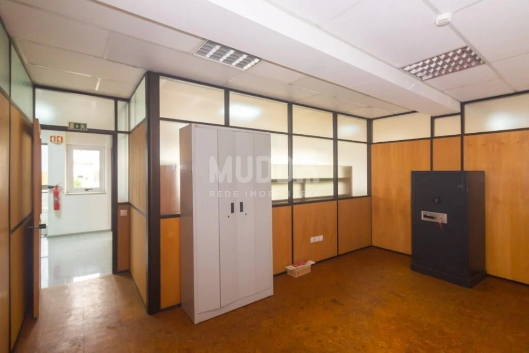 Armazém para Venda em São João da Madeira Foto 15