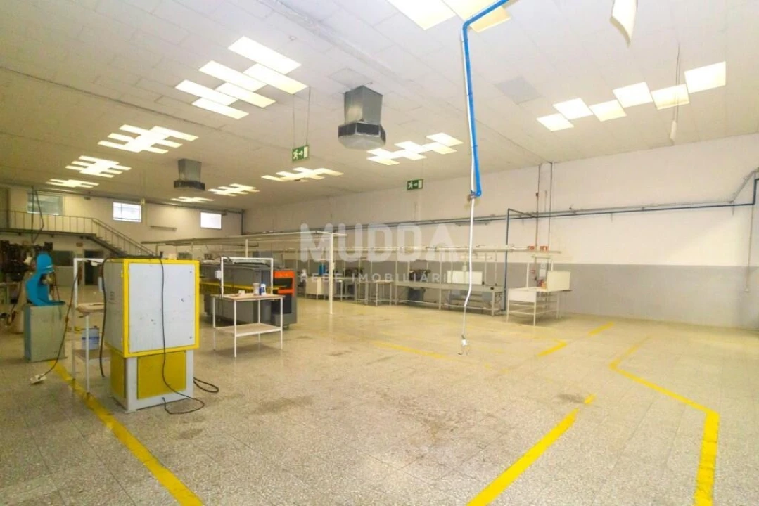 Armazém para Venda em São João da Madeira Foto 23