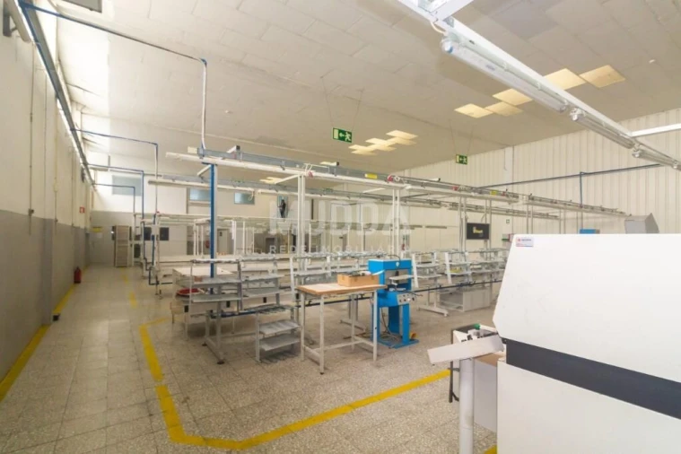 Armazém para Venda em São João da Madeira Foto 20