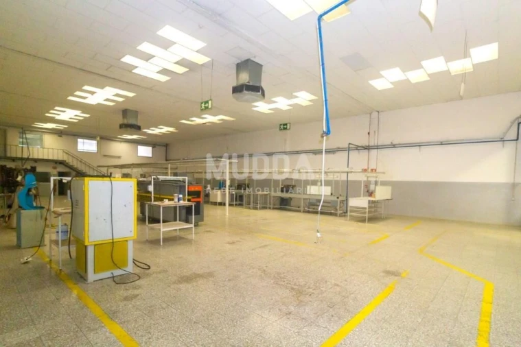 Armazém para Venda em São João da Madeira Foto 23