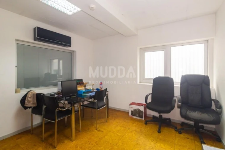 Armazém para Venda em São João da Madeira Foto 10