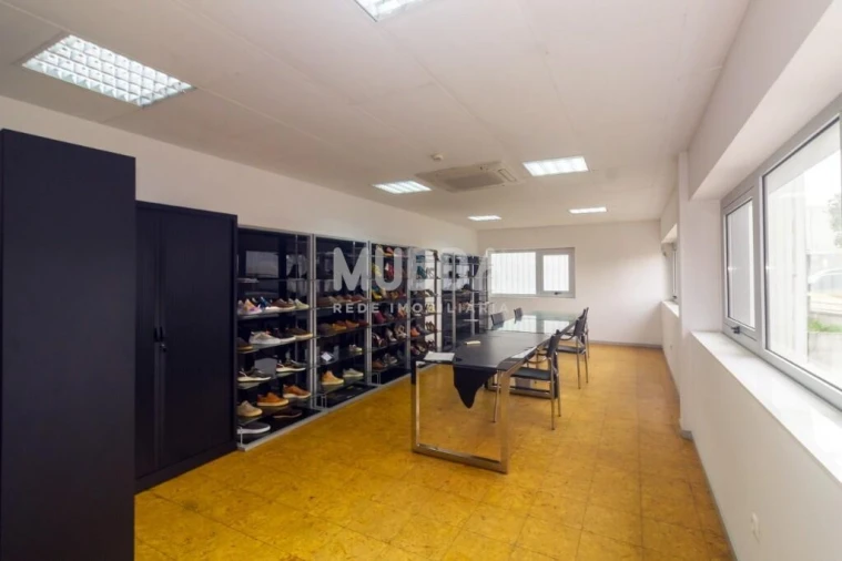 Armazém para Venda em São João da Madeira Foto 6