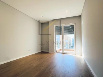 Apartamento T3 para Venda em Carcavelos e Parede