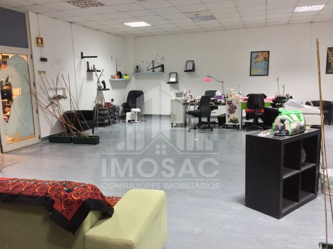 Loja para Venda em Santo António dos Cavaleiros e Frielas Foto 2