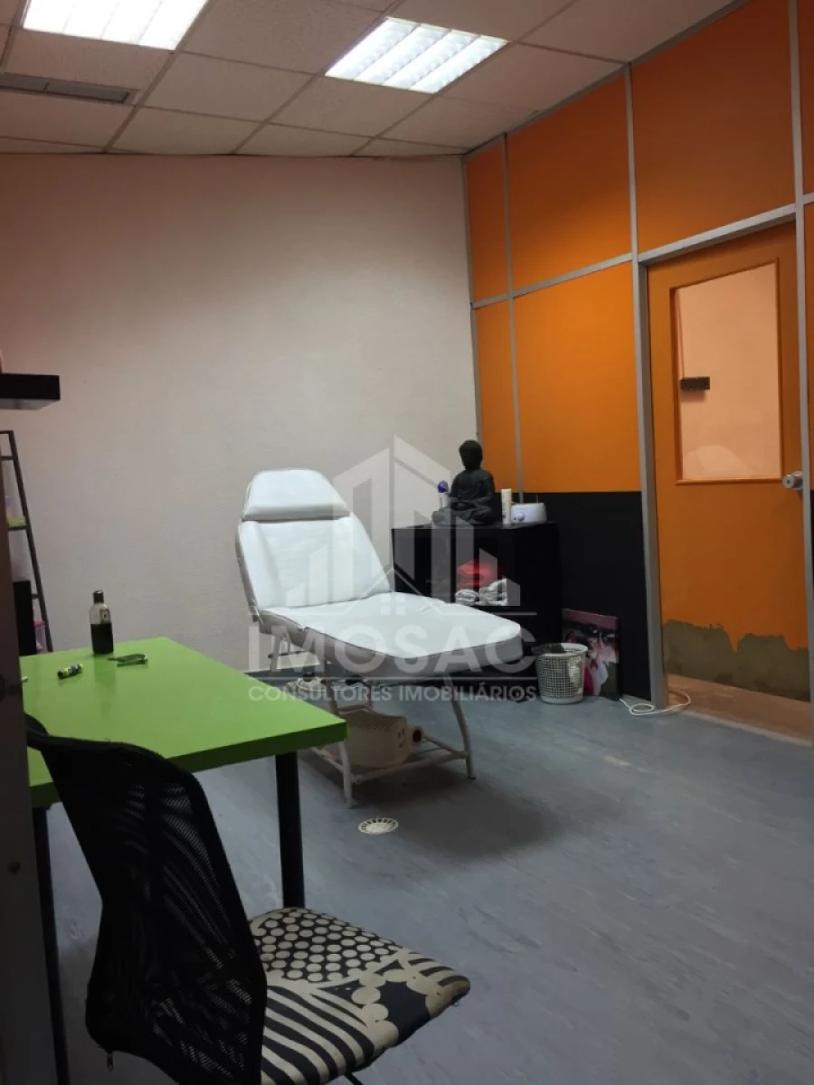 Loja para Venda em Santo António dos Cavaleiros e Frielas Foto 4