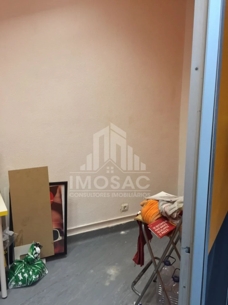 Loja para Venda em Santo António dos Cavaleiros e Frielas Foto 5