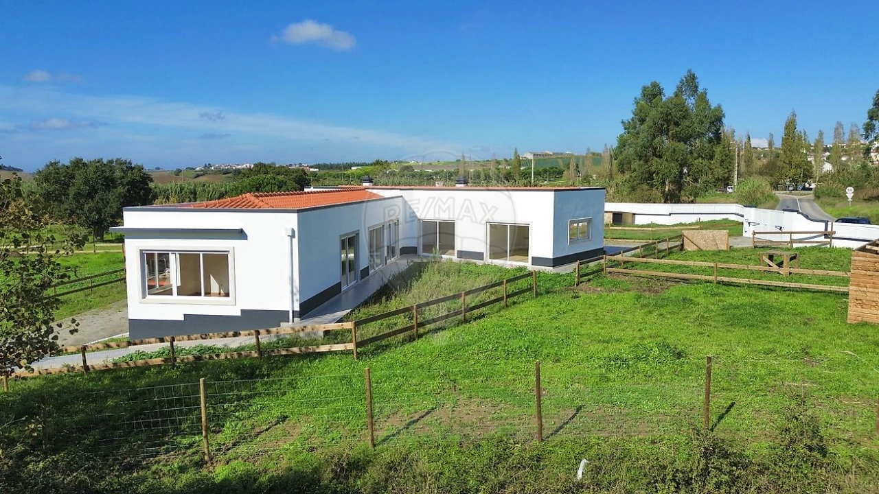 Moradia T4 para Venda em Miragaia e Marteleira Foto 4