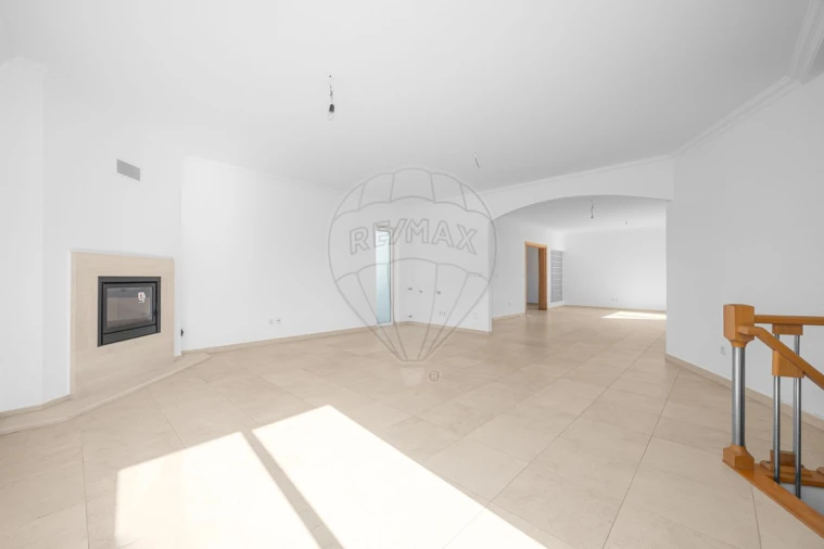 Moradia T4 para Venda em Miragaia e Marteleira Foto 9