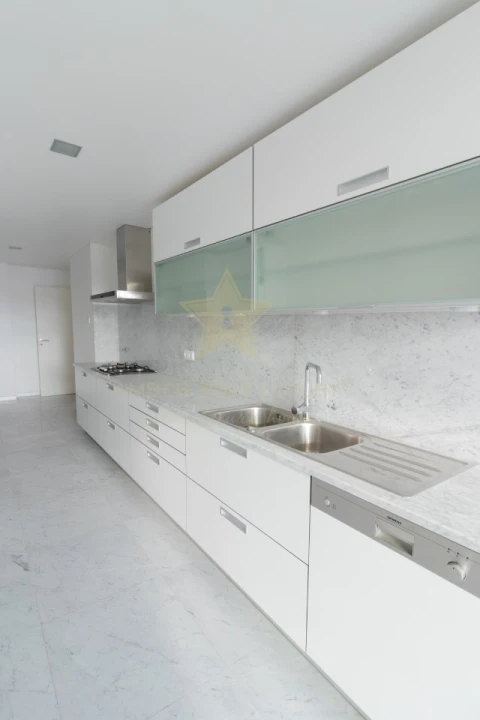 Apartamento T4 para Venda em Funchal (Se)