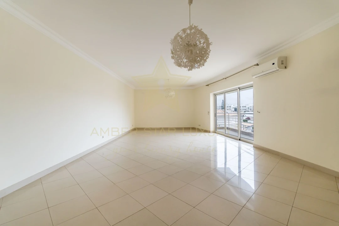 Apartamento T3 para Venda em Quarteira Foto 3