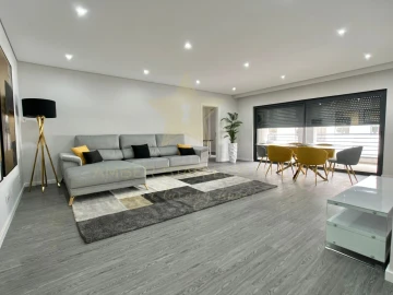 Apartamento T3 para Venda em Quelfes