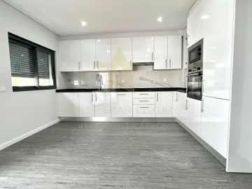 Apartamento T3 para Venda em Quelfes