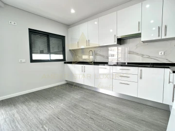 Apartamento T3 para Venda em Quelfes