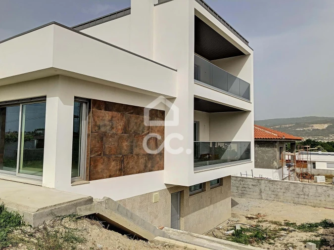 Moradia T4 para Venda em Outeiro Seco Foto 6