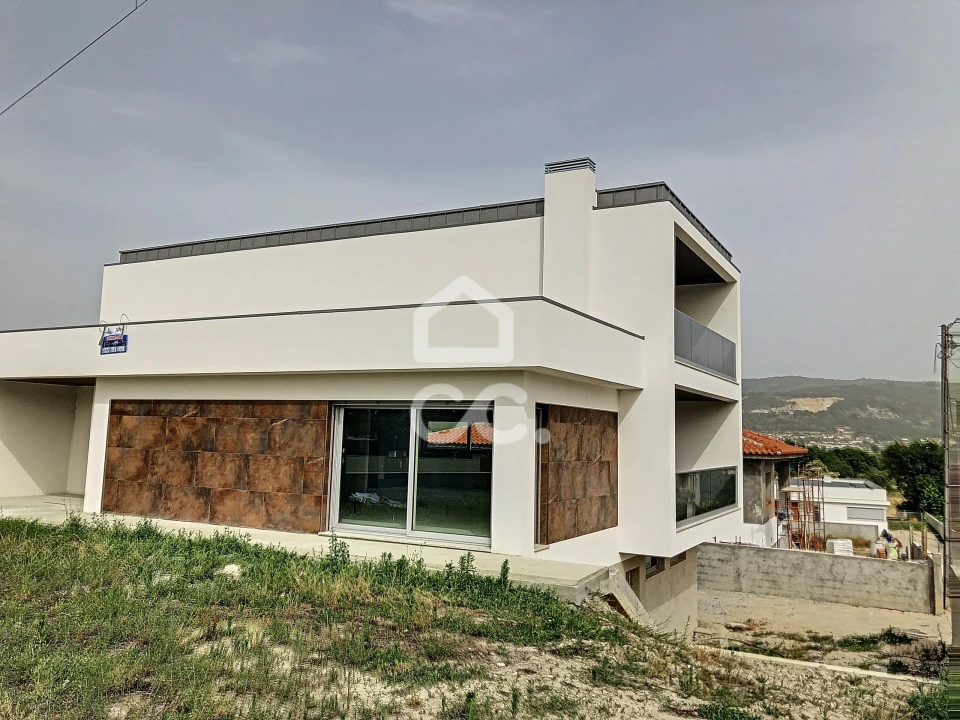 Moradia T4 para Venda em Outeiro Seco Foto 5