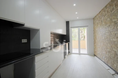 Apartamento T3 para Venda em Estômbar e Parchal