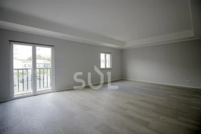Apartamento T3 para Venda em Estômbar e Parchal