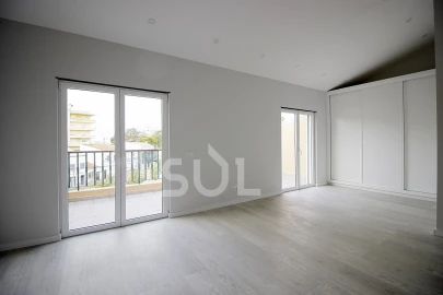 Apartamento T3 para Venda em Estômbar e Parchal