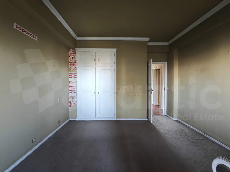 Apartamento T6 para Venda em Alvalade Foto 29