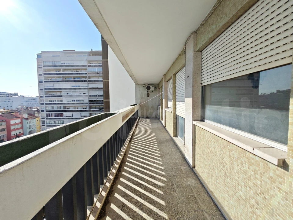 Apartamento T6 para Venda em Alvalade Foto 7