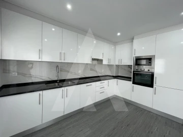 Apartamento T3 para Venda em Quelfes