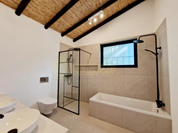 Moradia T3 para Venda em Santa Barbara de Nexe