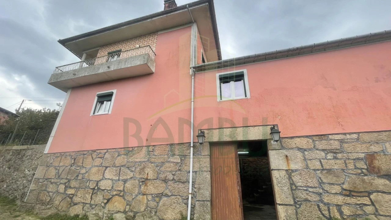 Moradia T6 para Venda em Sapardos Foto 2