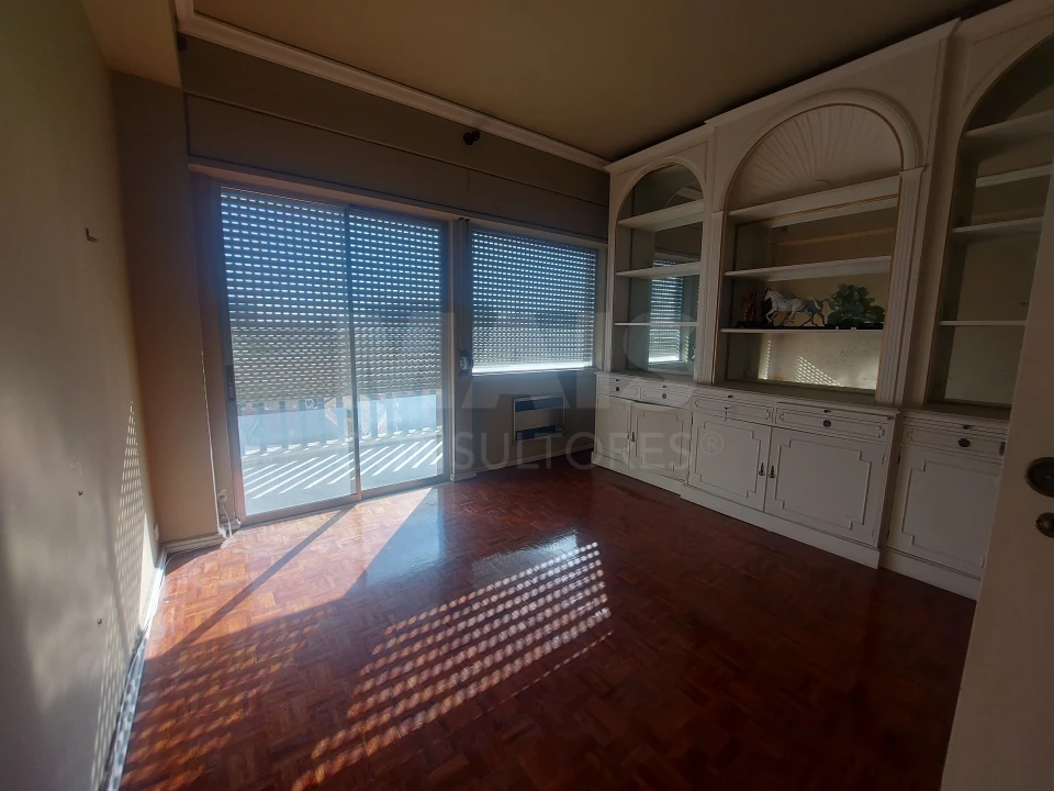 Apartamento T6 para Venda em Alvalade Foto 9