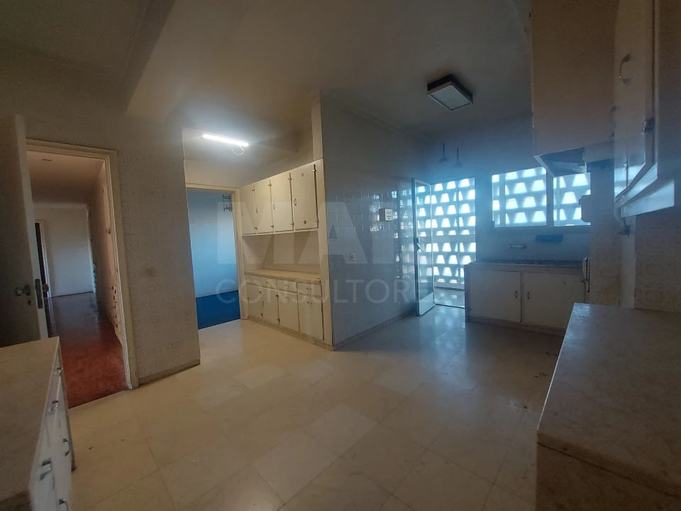 Apartamento T6 para Venda em Alvalade Foto 8