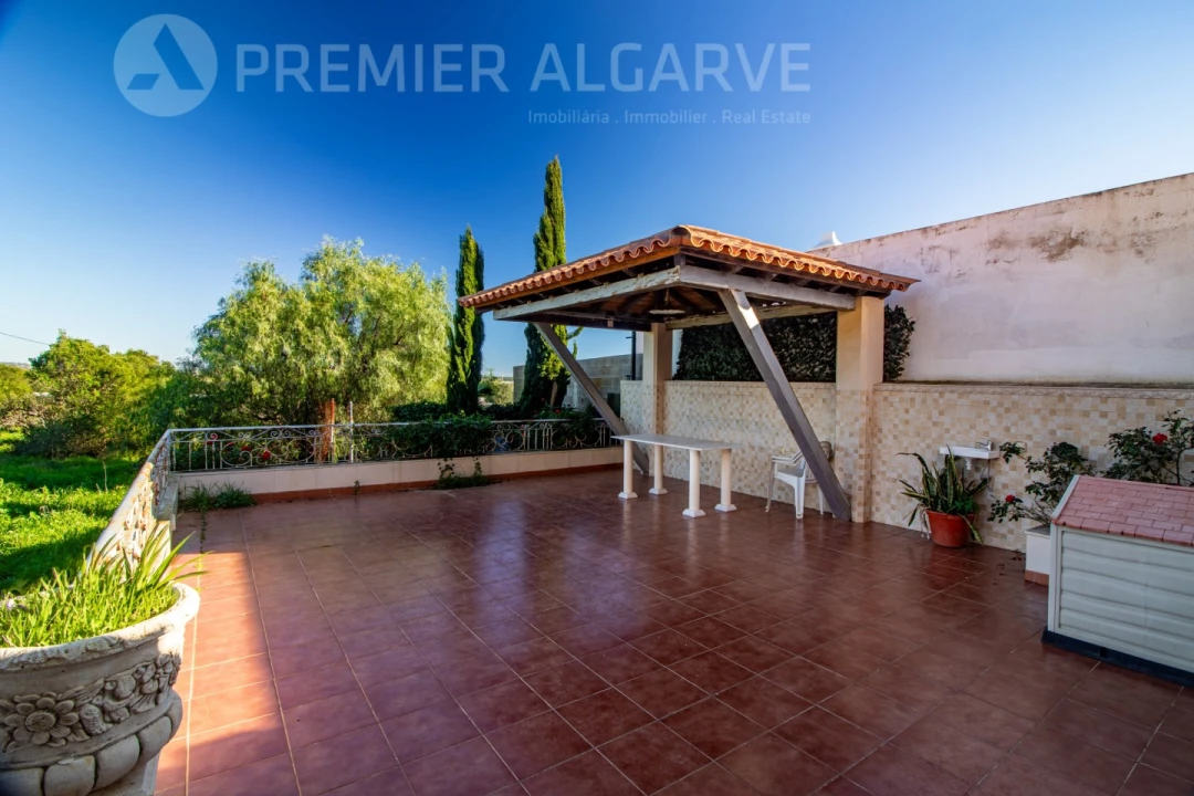 Moradia T4 para Venda em Santa Barbara de Nexe Foto 10