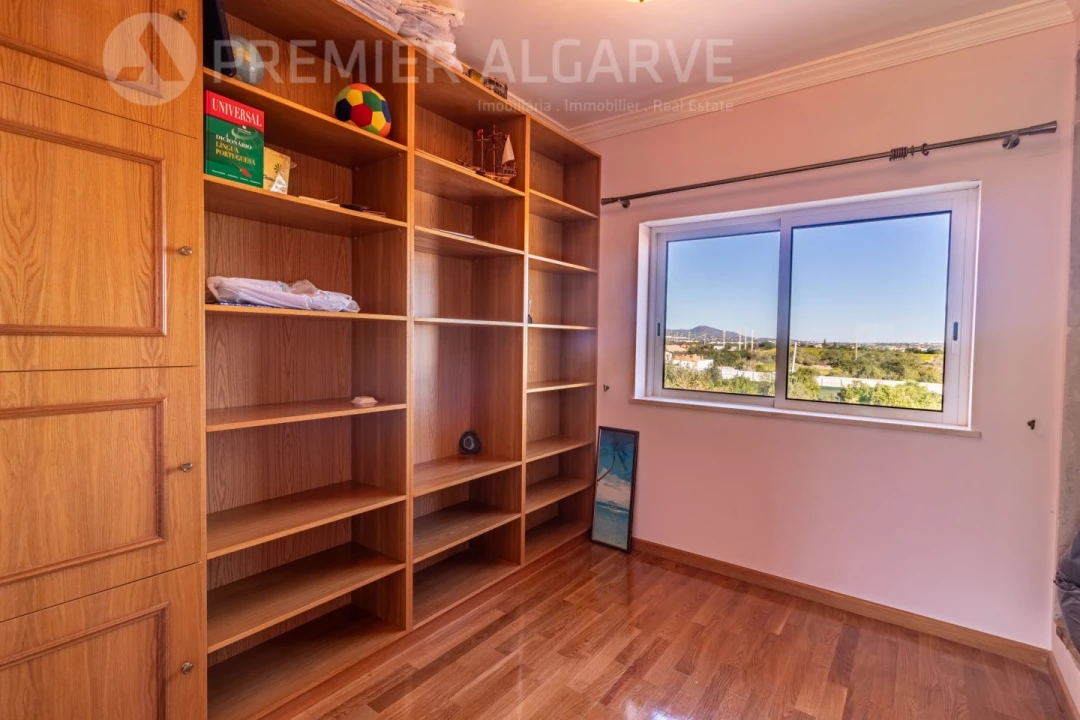 Moradia T4 para Venda em Santa Barbara de Nexe Foto 16