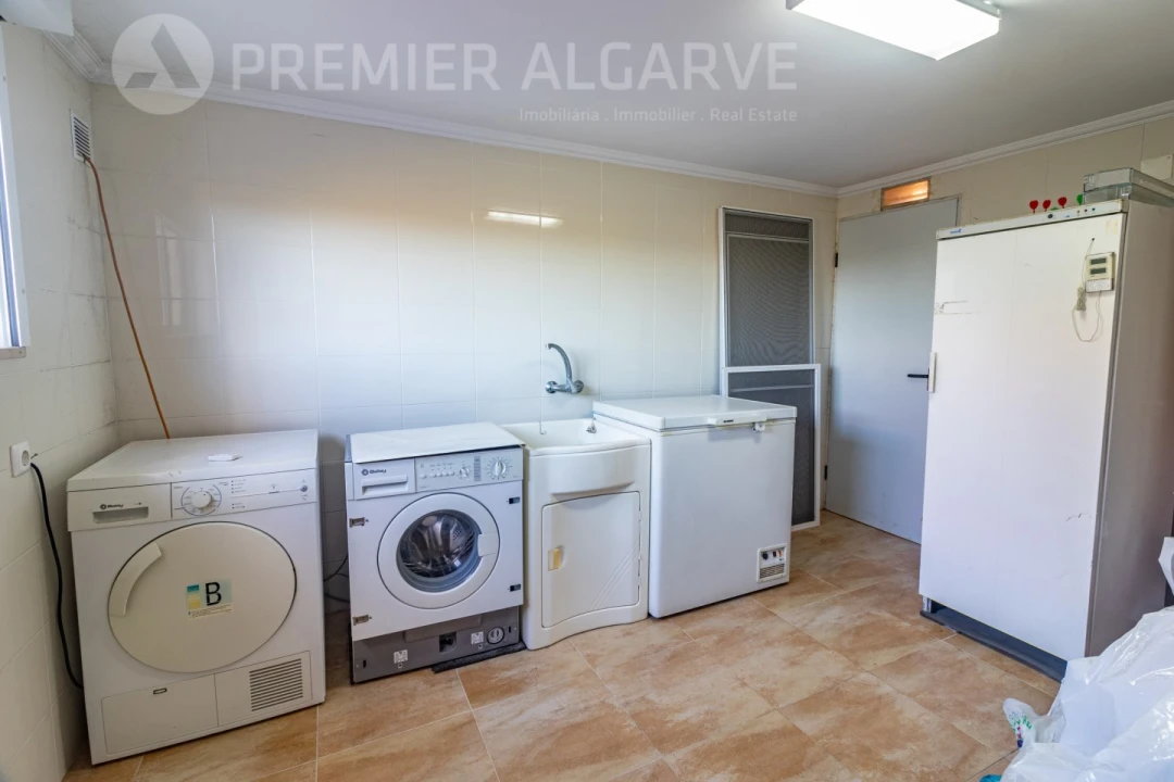 Moradia T4 para Venda em Santa Barbara de Nexe Foto 23